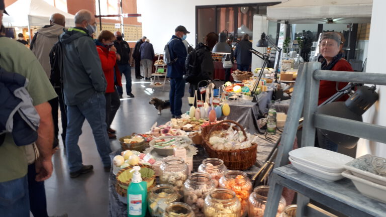 8. Handgemacht-Markt in Putbus auf Rügen , Marstall im Schlosspark ...